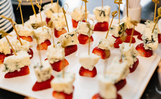 Braškių ir pelėsinio sūrio užkandis